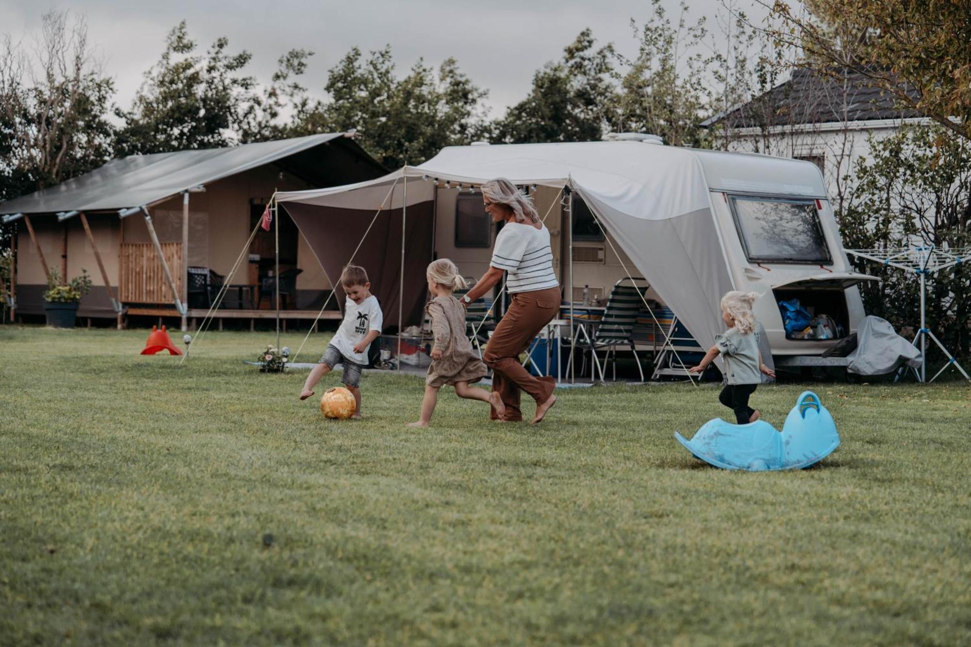 Camping De Tulpenweide Lege Kampeerplaats, Lege Plaats Op Het Gras Zonder Bed Breezand Esterno foto