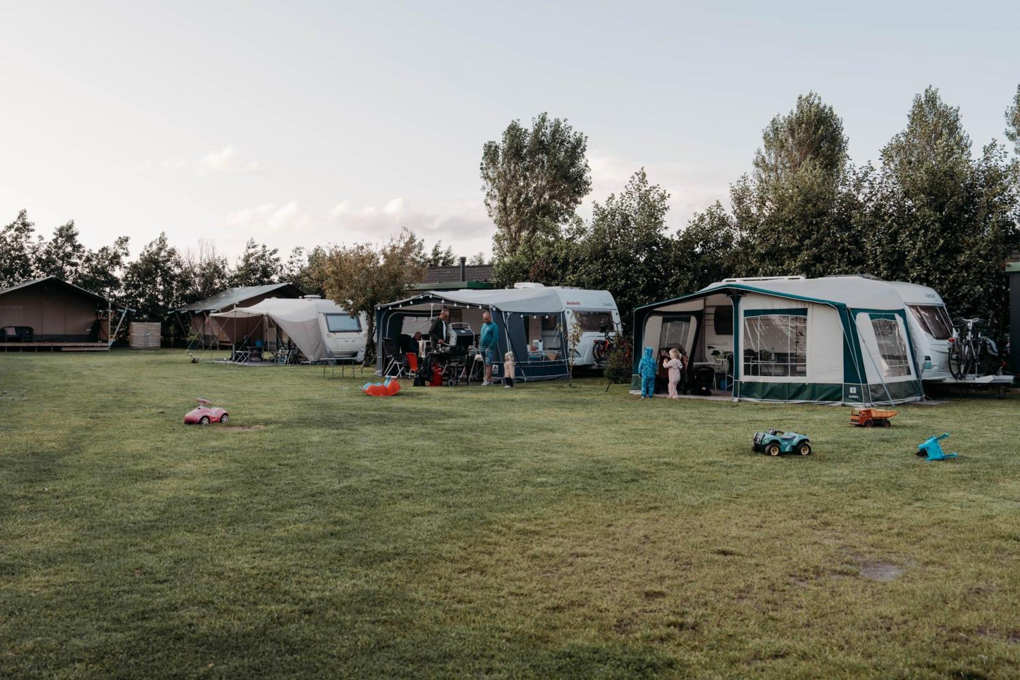 Camping De Tulpenweide Lege Kampeerplaats, Lege Plaats Op Het Gras Zonder Bed Breezand Esterno foto