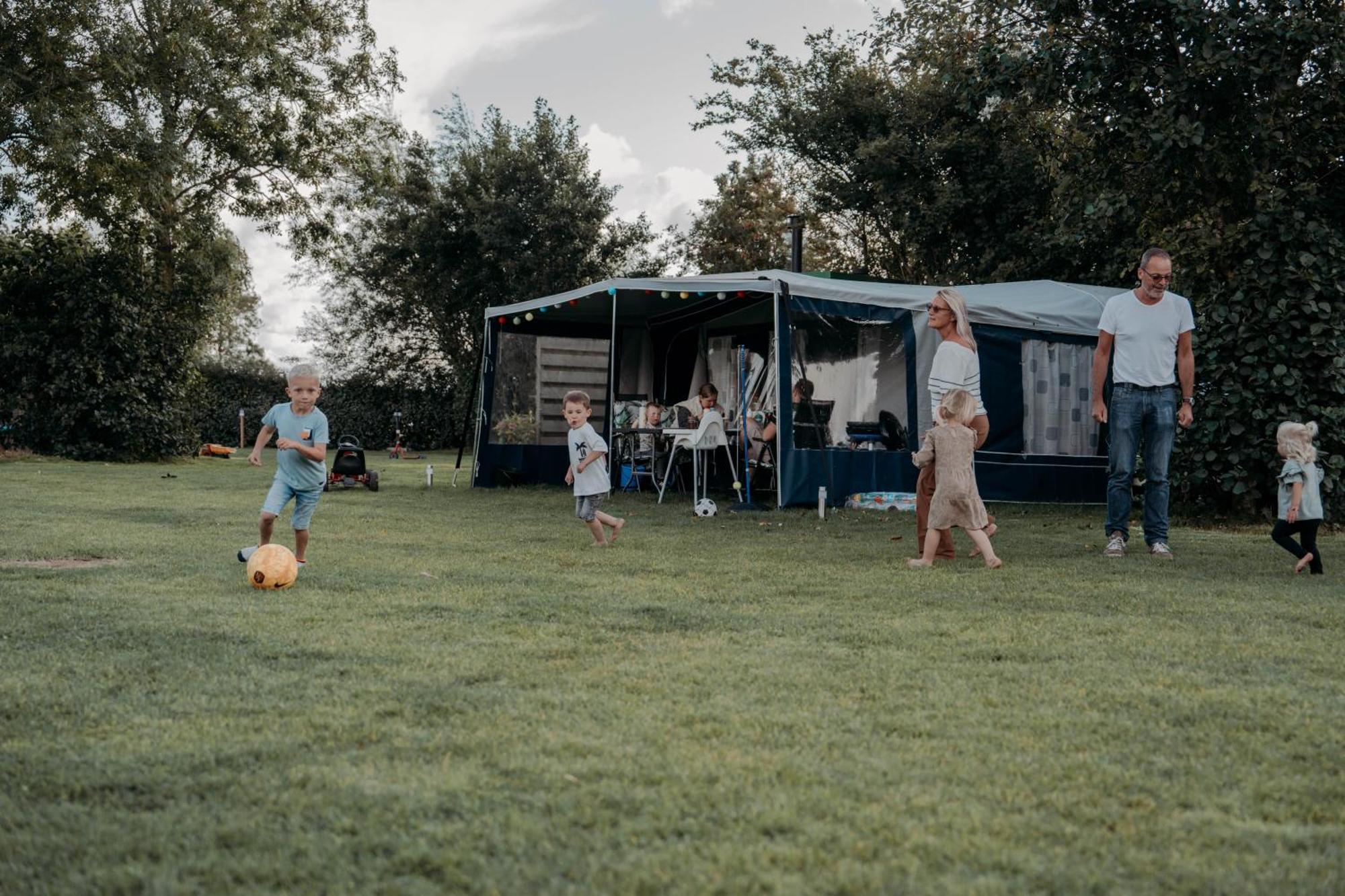 Camping De Tulpenweide Lege Kampeerplaats, Lege Plaats Op Het Gras Zonder Bed Breezand Esterno foto