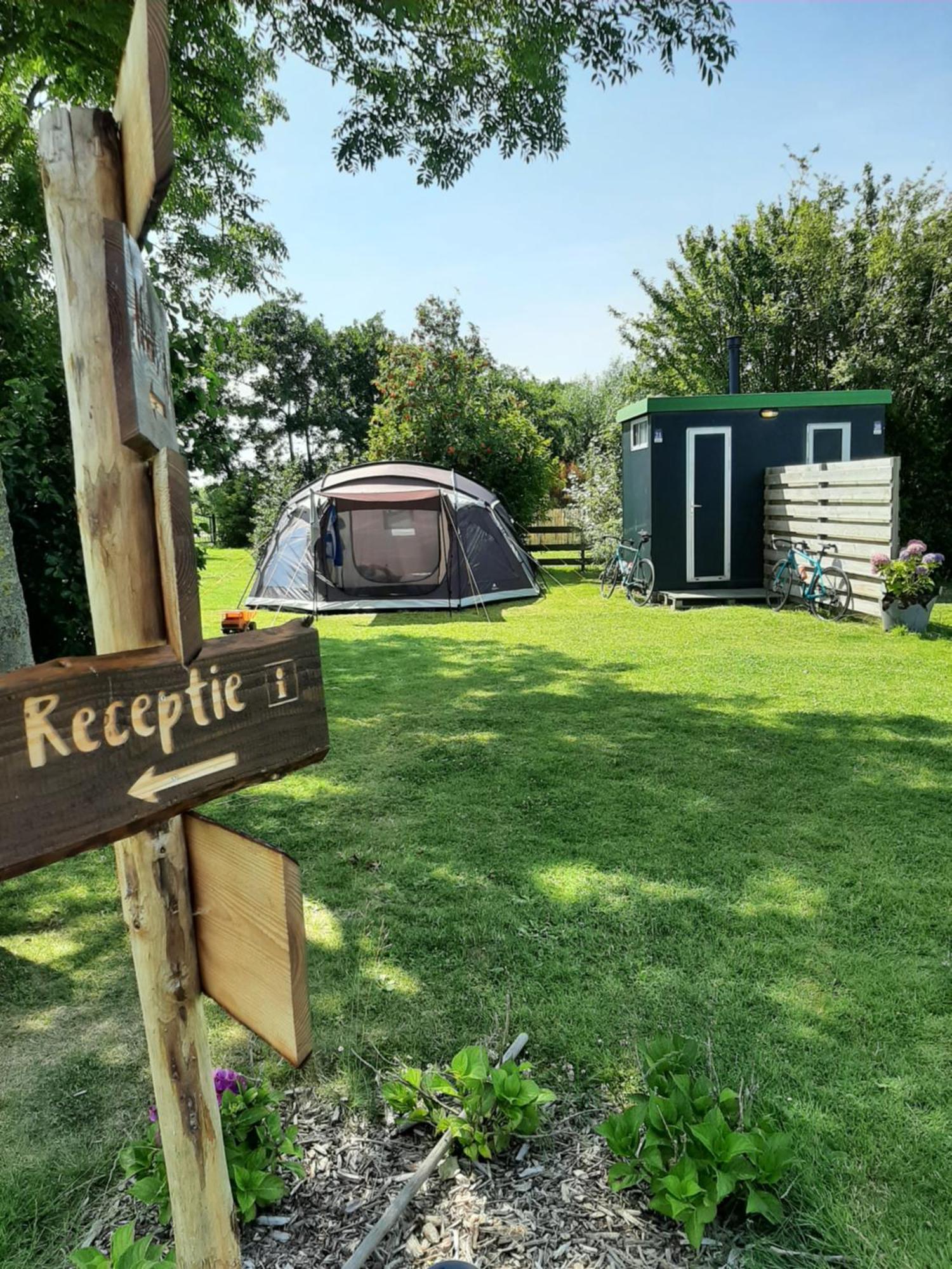 Camping De Tulpenweide Lege Kampeerplaats, Lege Plaats Op Het Gras Zonder Bed Breezand Camera foto