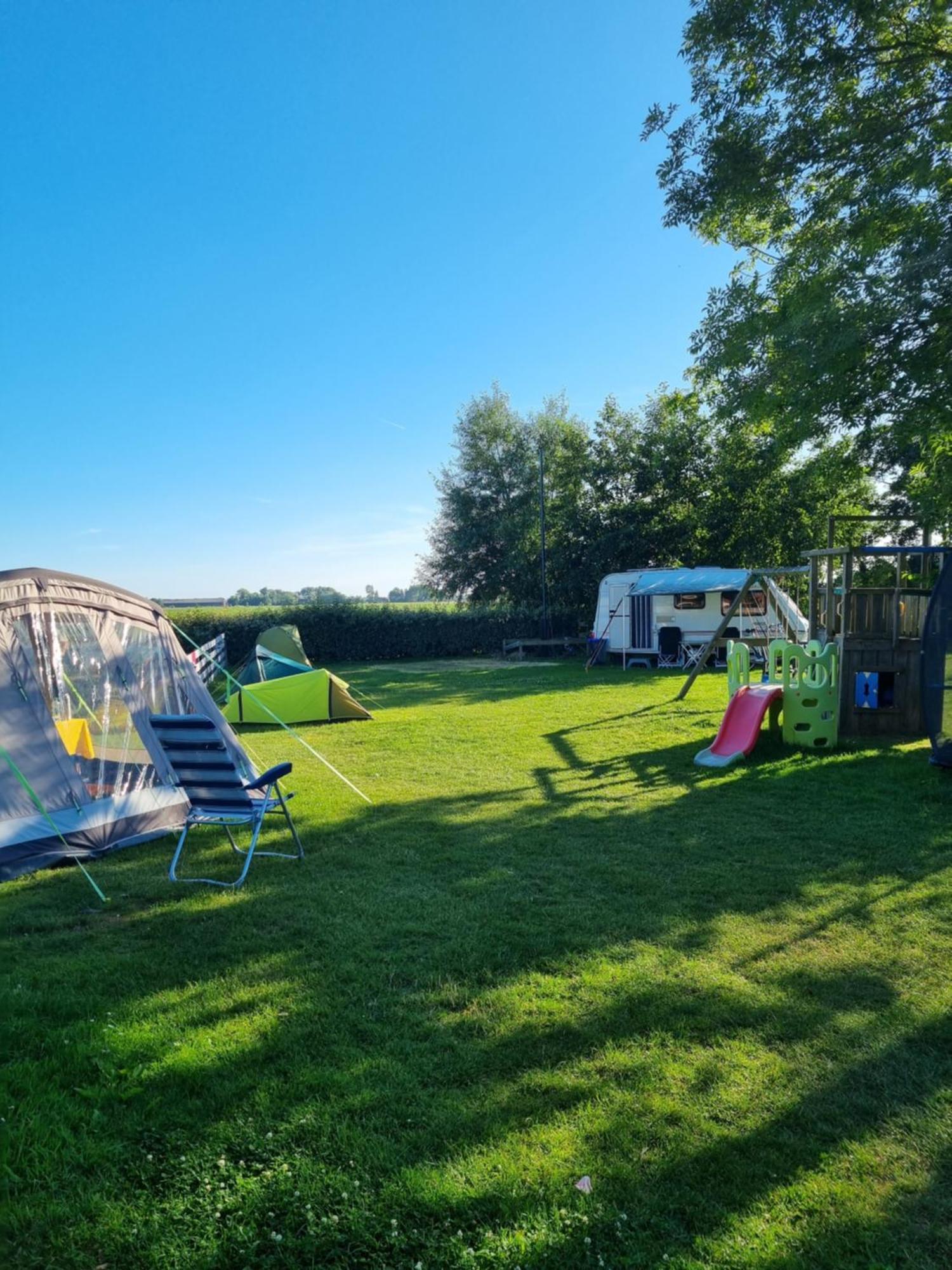 Camping De Tulpenweide Lege Kampeerplaats, Lege Plaats Op Het Gras Zonder Bed Breezand Camera foto