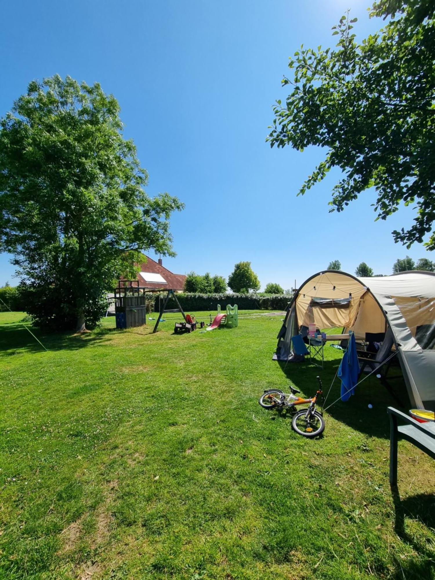 Camping De Tulpenweide Lege Kampeerplaats, Lege Plaats Op Het Gras Zonder Bed Breezand Camera foto