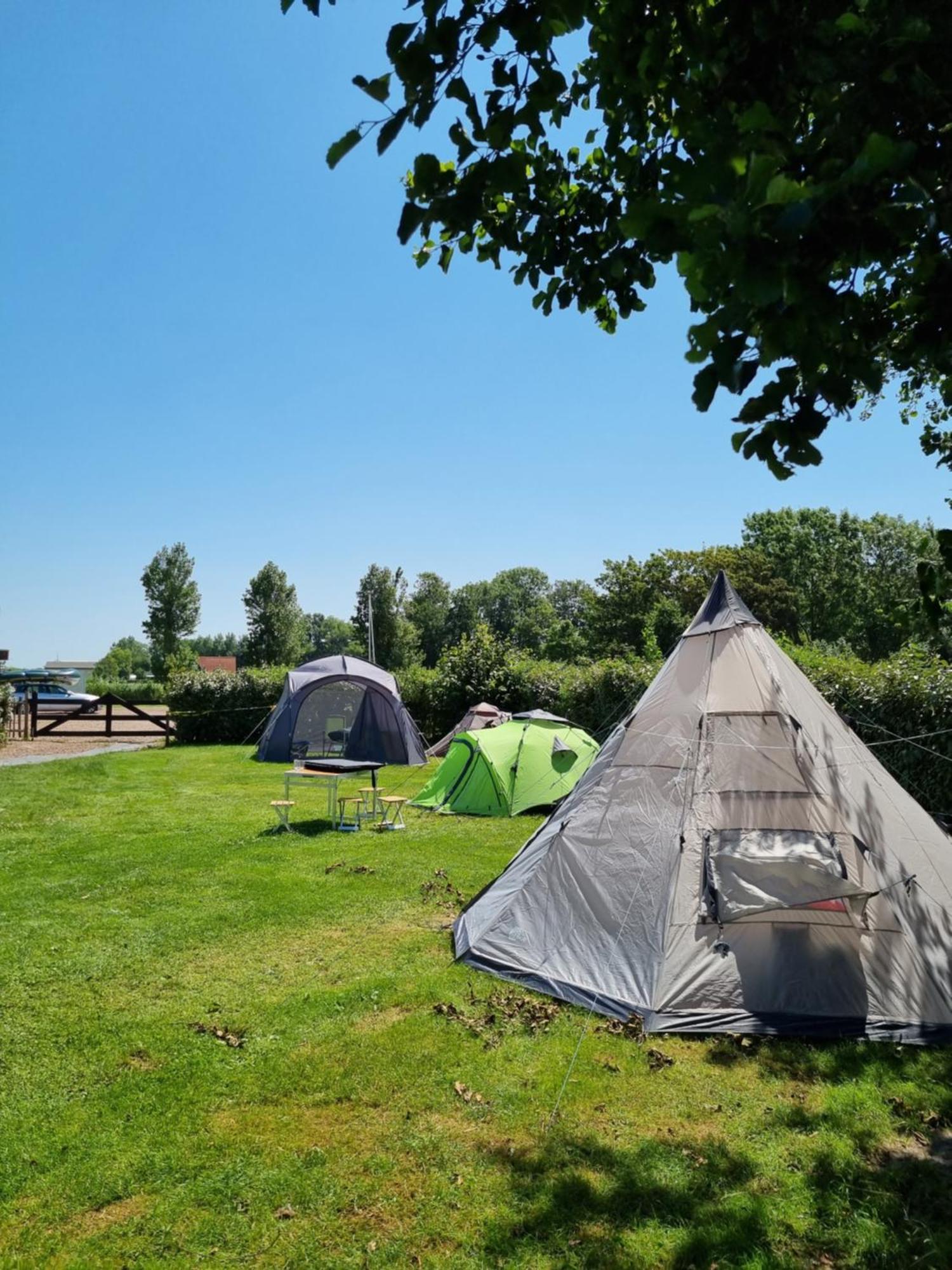 Camping De Tulpenweide Lege Kampeerplaats, Lege Plaats Op Het Gras Zonder Bed Breezand Camera foto